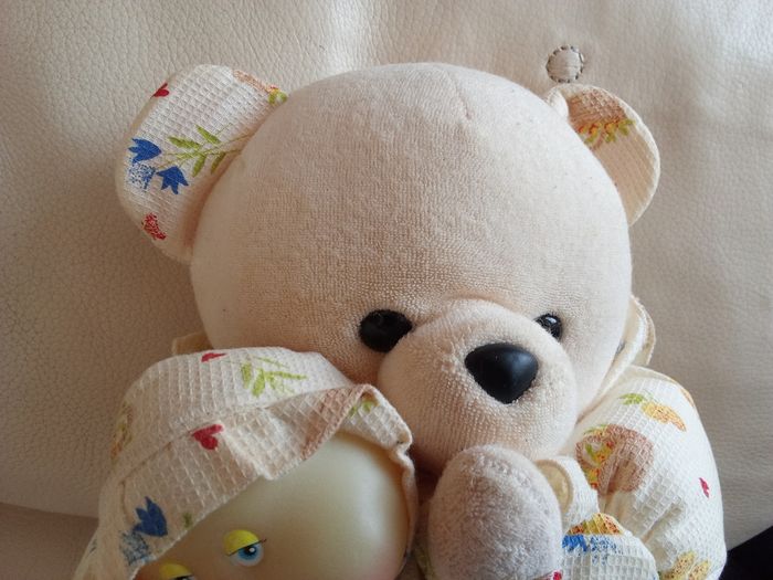 Peluche minouche ours ourson avec sa luciole Vintage crème tissu imprimé blanc paniers yeux noirs durs vintage ancien environ 30 ans  d'occasion à laver - photo numéro 4