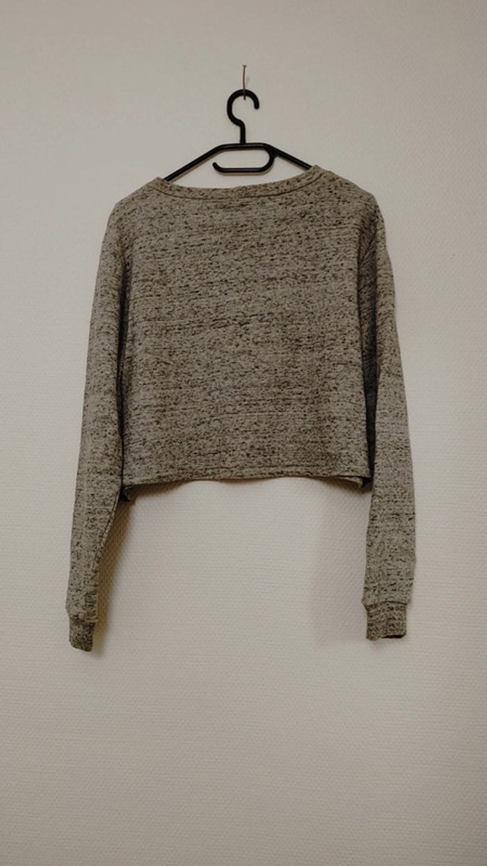 Beau pull crop top avec inscription brodée - photo numéro 2