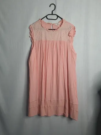 Robe rose broderie anglaise