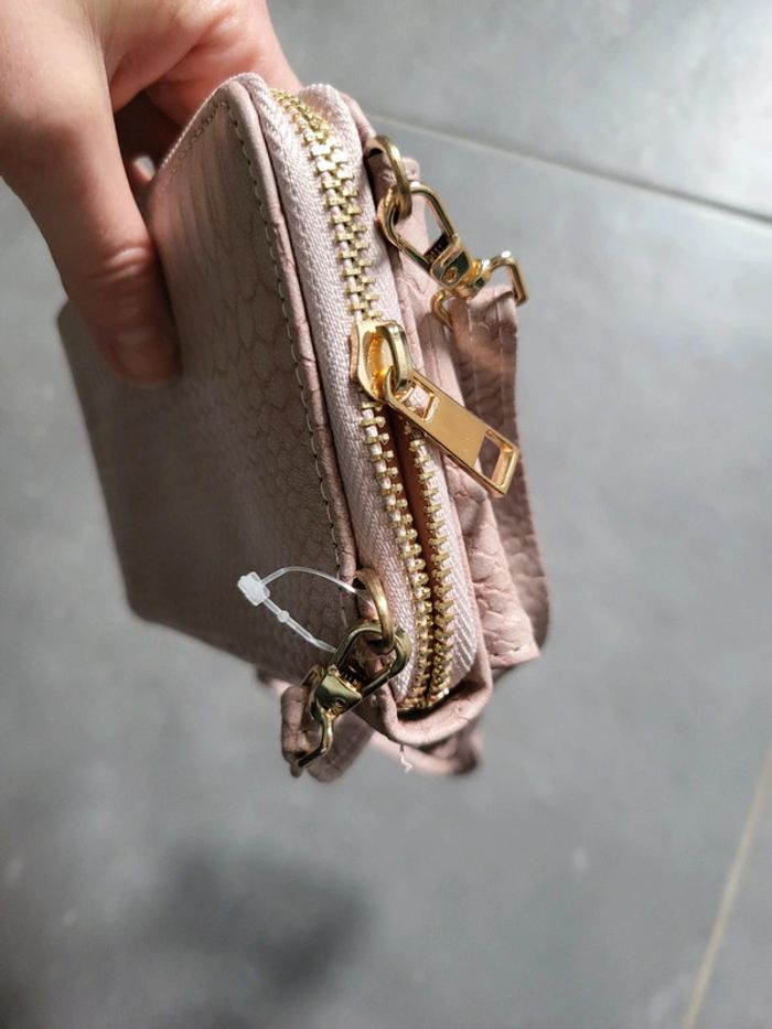 Pochette avec emplacement portable et porte carte très pratique pour emporté le minimum - photo numéro 4