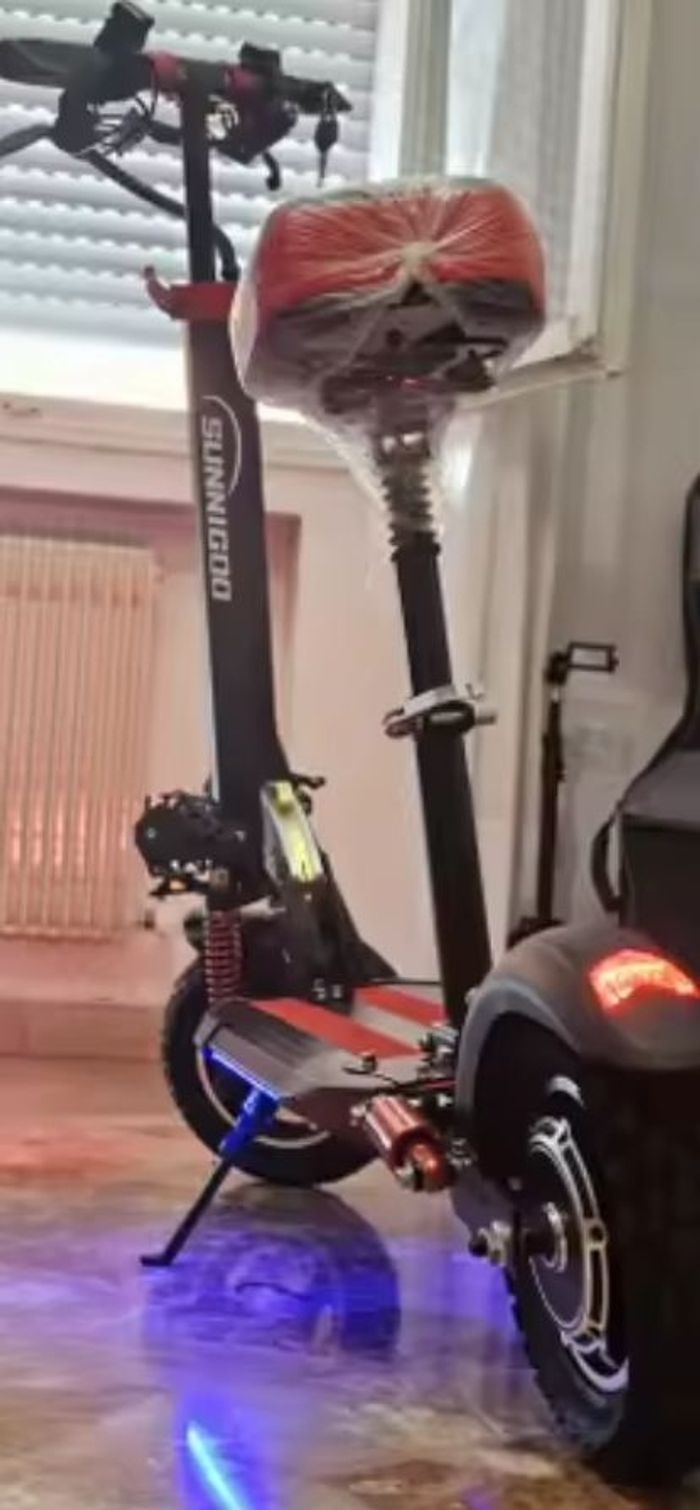 Trottinette électrique  puissant  1000 Watt 45 km/h 90 km d'autonomie neuve avec étiquette première main jamais été utilisée  siège démontable - photo numéro 7