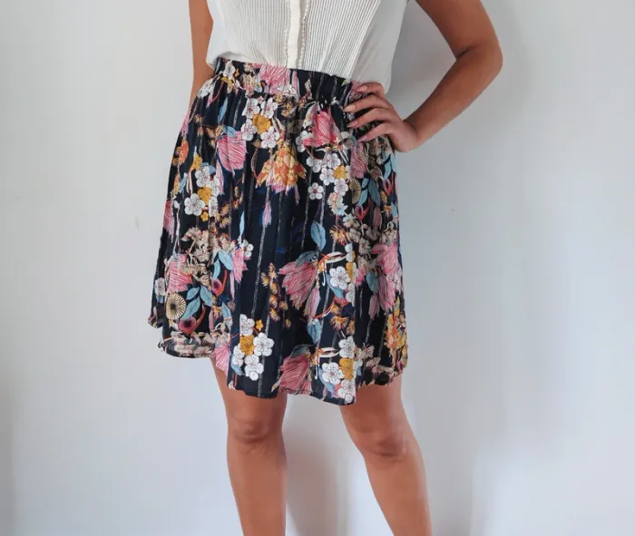 Jupe patineuse taille haute noir à fleur rose style romantique tendance Taille 38 - photo numéro 4