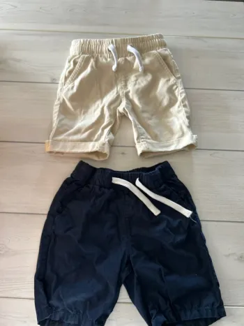 Lot de 2 short beige et bleu marine 5 ans
