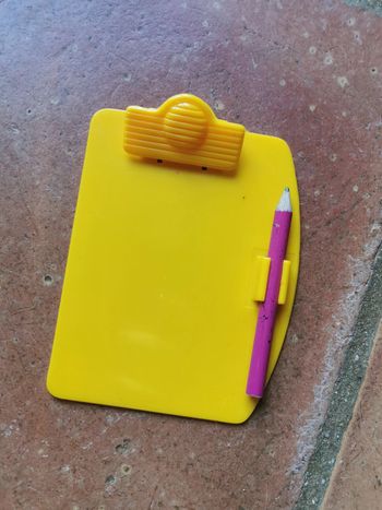 Jouet porte papiers en plastique jaune