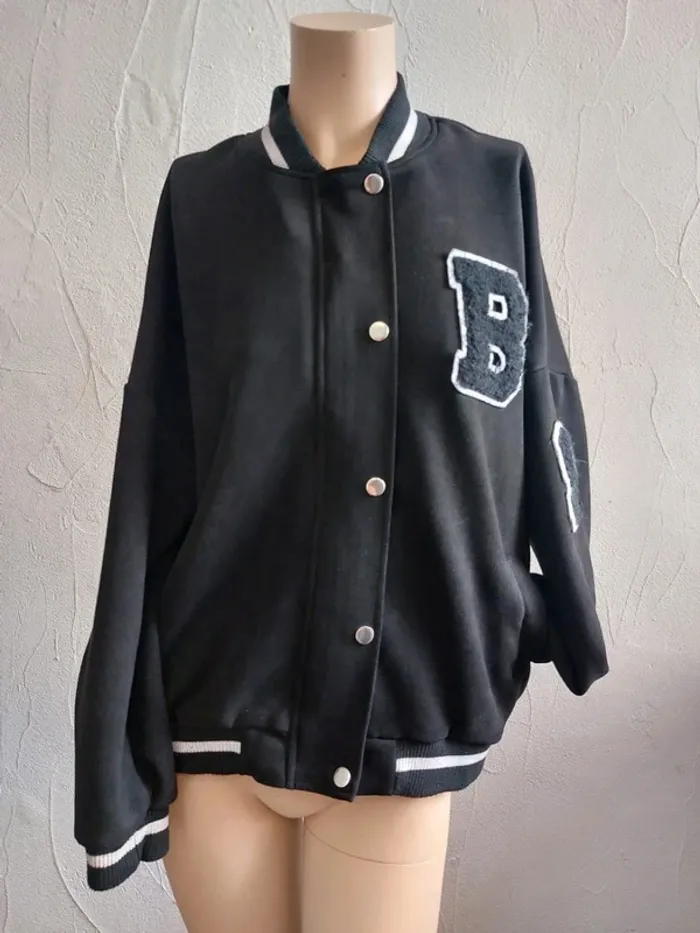 Veste Teddy noire avec lettrage Taille S