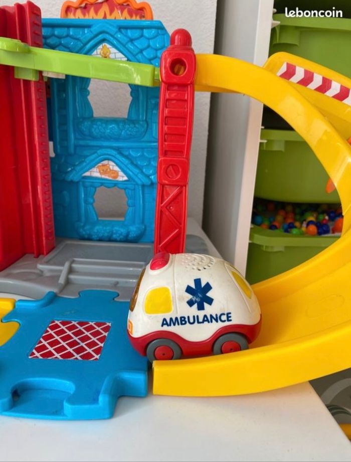 Caserne de pompier Circuit Tut tut bolide + véhicules voiture pompier , ambulance hélicoptère VTECH - photo numéro 2