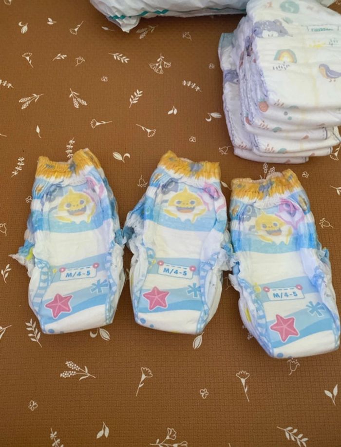 Lot couches Pampers Taille 5 + couches de bain Taille 4-5 - photo numéro 2