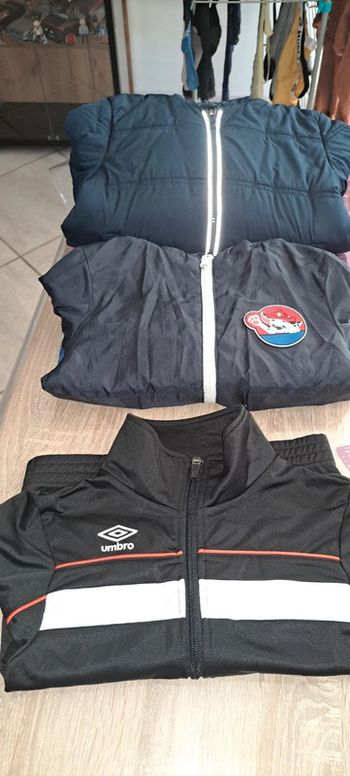 Lot de 2 blousons et 1 veste de survêtement