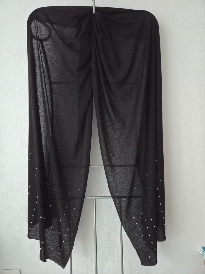 Écharpe noire légère avec strass _ bon état - photo numéro 2