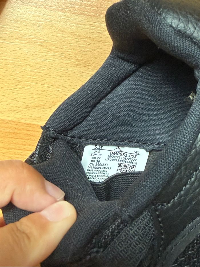 Air Jordan 11 CMFT noir et rouge taille 38 neuf - photo numéro 6