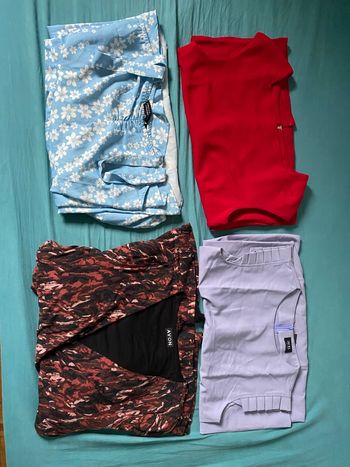 4 robes toutes neuf jamais utiliser avec étiquettes