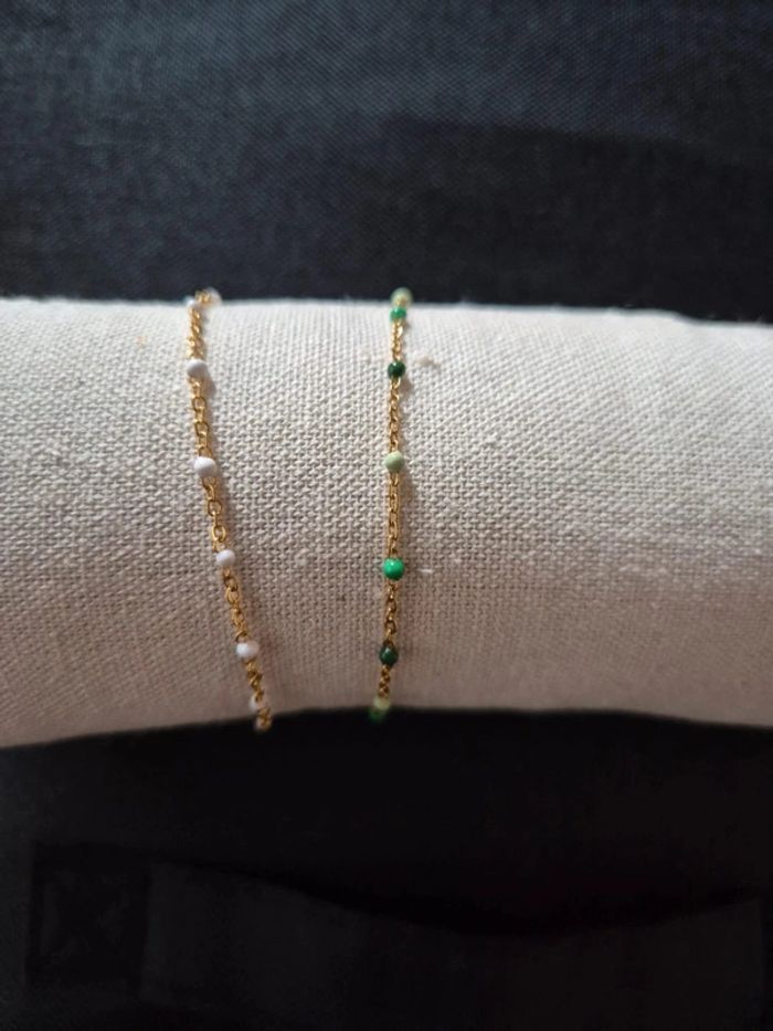 Lot de 2 bracelets dorée  style gigi NEUFS  
🌸 1 perles blanches et 1 multicolores vert