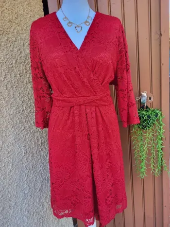 Robe dentelle asymétrique rouge framboise taille 46
