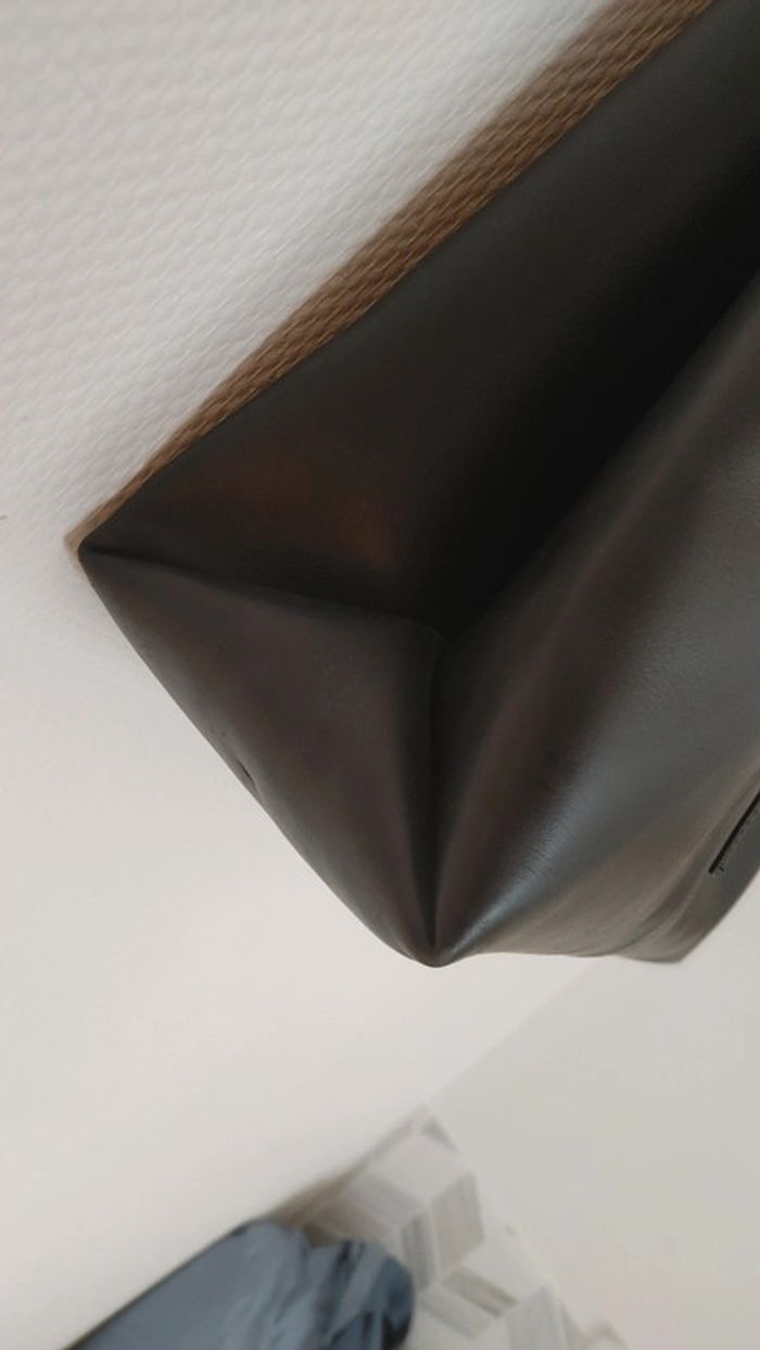 Élégant sac en cuir noir tout en sobriété - photo numéro 6