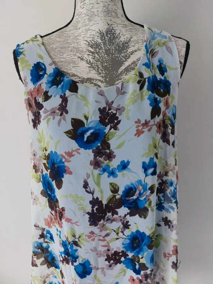 Robe 👗 courte à fleurs 🌸 - photo numéro 2