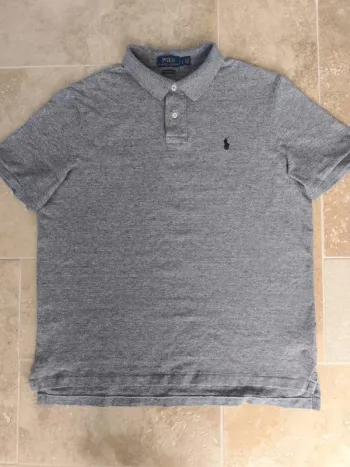 Magnifique polo Ralph Lauren homme L gris chiné logo noir excellent état petit trou