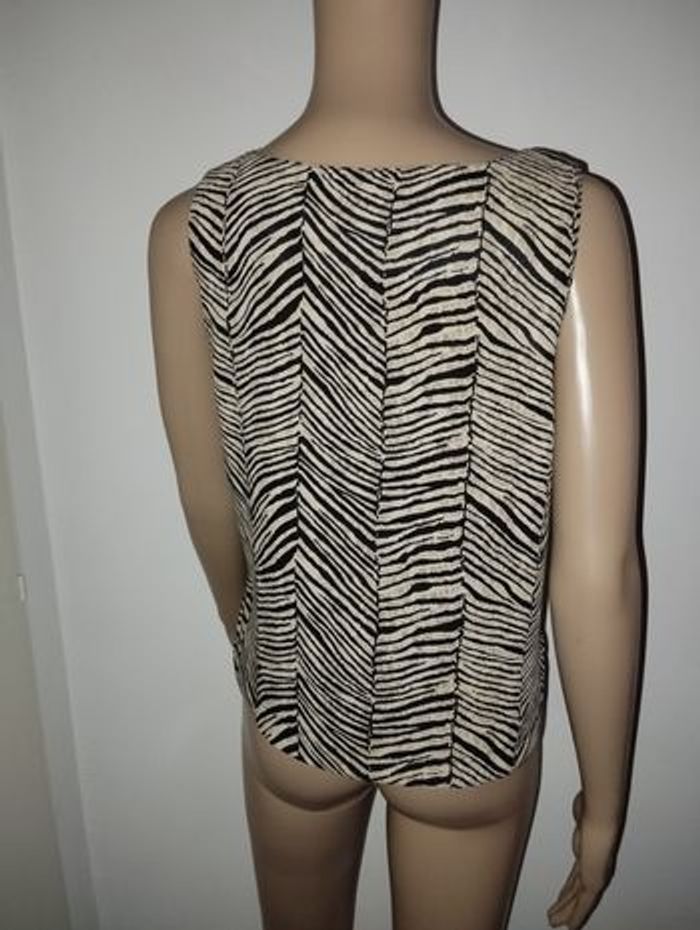 Ensemble affinités Armand Thiery
Jupe taille 44
Haut taille 3 - photo numéro 4