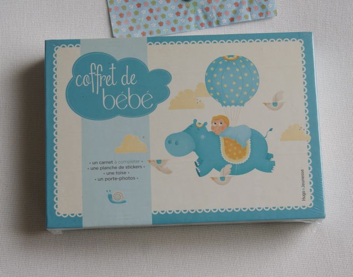 Coffret de Bébé : Carnet+1 Planche de stickers+1 Toise+ 1 Porte photo