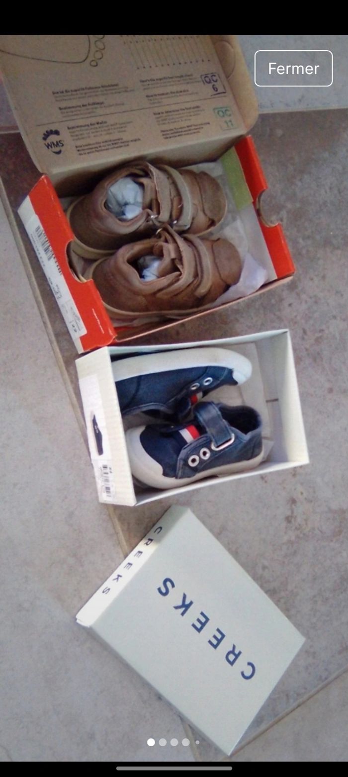Une paire de sandales marque super fit couleur beige taille 22 
Une paire de basket bleu marque creeks taille 22