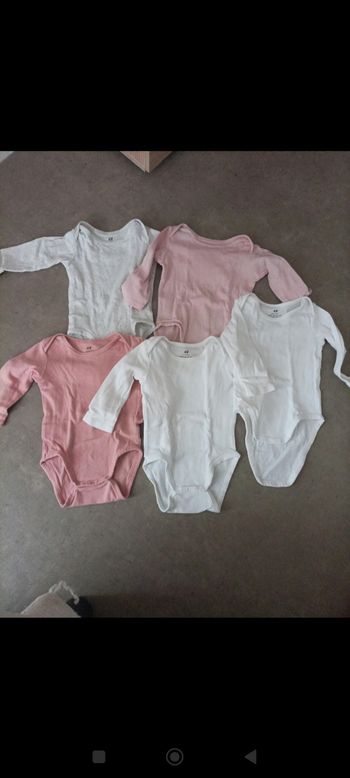 Lot bodys 4/6 mois