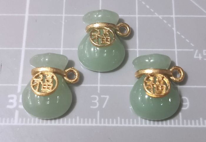 3 x breloques pendentifs "Petite bourse porte bonheur" en verre et métal doré - photo numéro 3