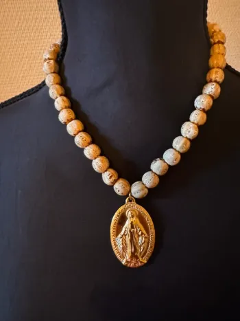 Collier grosses boules bois médaille xxl vierge en relief