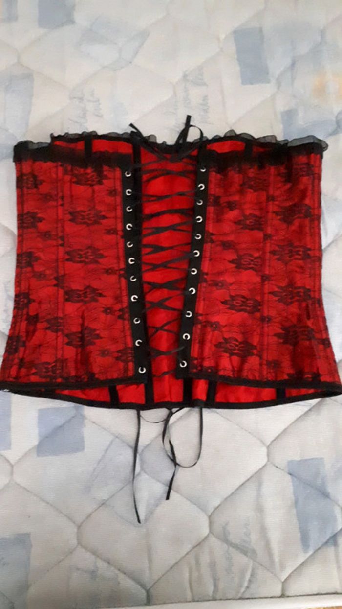 Corset rouge fleurs noires - photo numéro 3