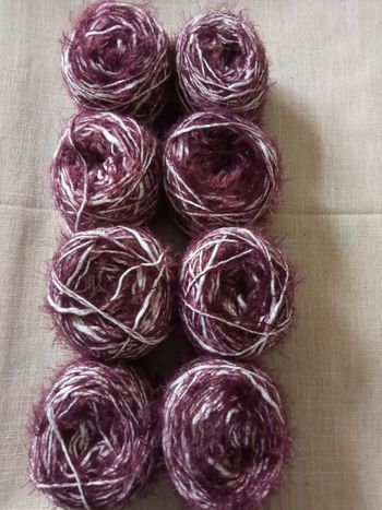 Lot de 8 Pelotes Fantaisie aspect poilu (Prune et Blanc) - (610g)