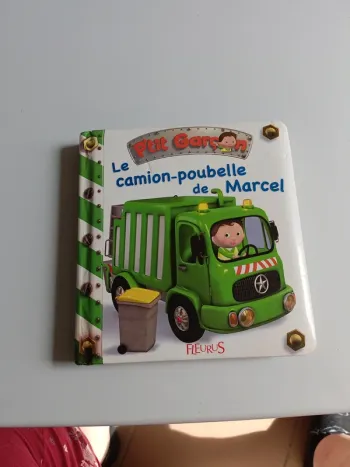 Livre petit garçon le camion poubelle de Marseille