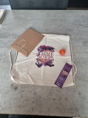 Lot goodies du livre Twisted academy