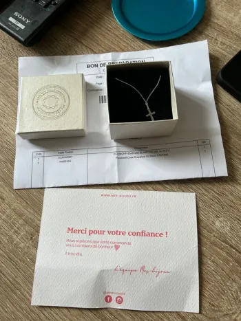 Chaîne plus croix en or blanc