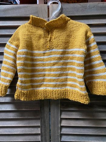 Jolie pull à rayure jaune et blanche garçon