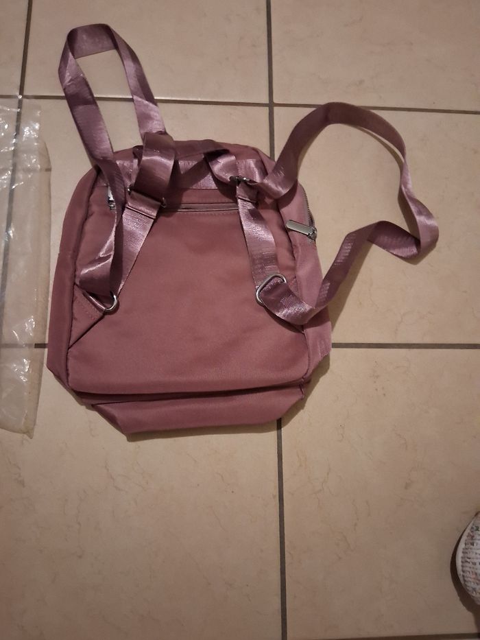 Sac à dos violet neuf - photo numéro 3
