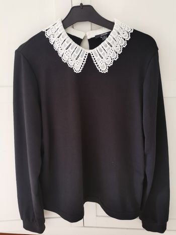 sweat noir en coton Avec joli col claudine en dentelle de crochet