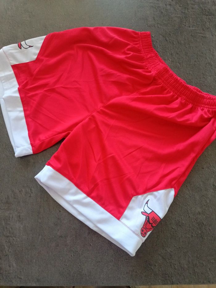 Tenue NBA Chicago Bulls Michael Jordan rouge. T.26 - photo numéro 3