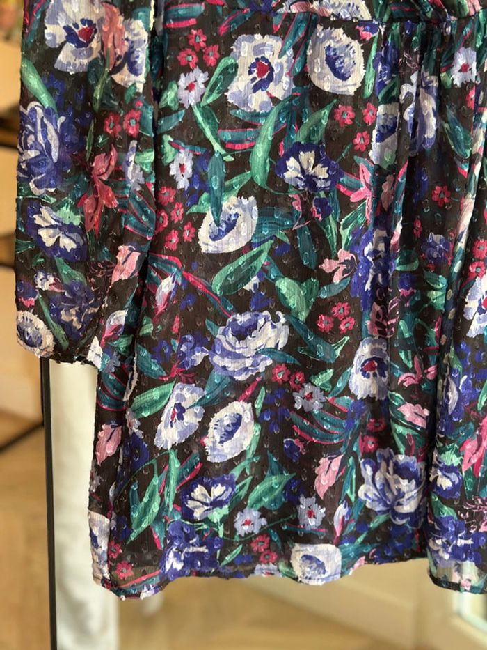 robe courte à motif fleuri aux teintes violet, vert, rose et lila, de la marque Pull & Bear. - photo numéro 5