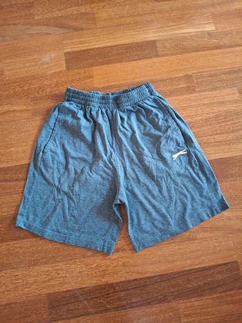 short de sport gris, marque Slazenger, taille S, en très bon état
