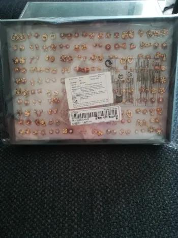 100 jolies boucles d'oreilles dorées dans leur boîte, neuf avec emballage, Shein