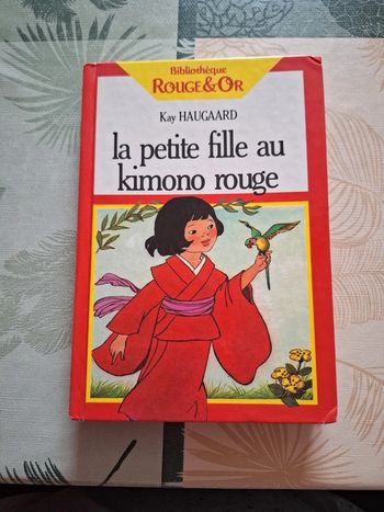 La petite fille au kimono rouge
