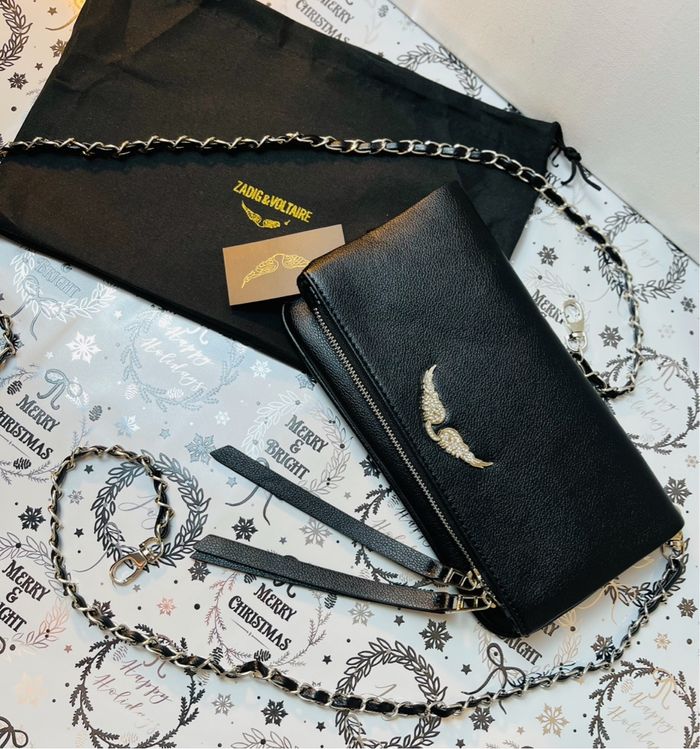 Écharpe Burberry 100% cachemire, motif Iconic Check beige. Dimensions 185 cm × 40 cm. Logo cavalier brodé + étiquette Burberry. État neuf, jamais portée. Livrée avec boîte, sac boutique, carte.  Couleur : Beige / noir / blanc / rouge (check - photo numéro 2