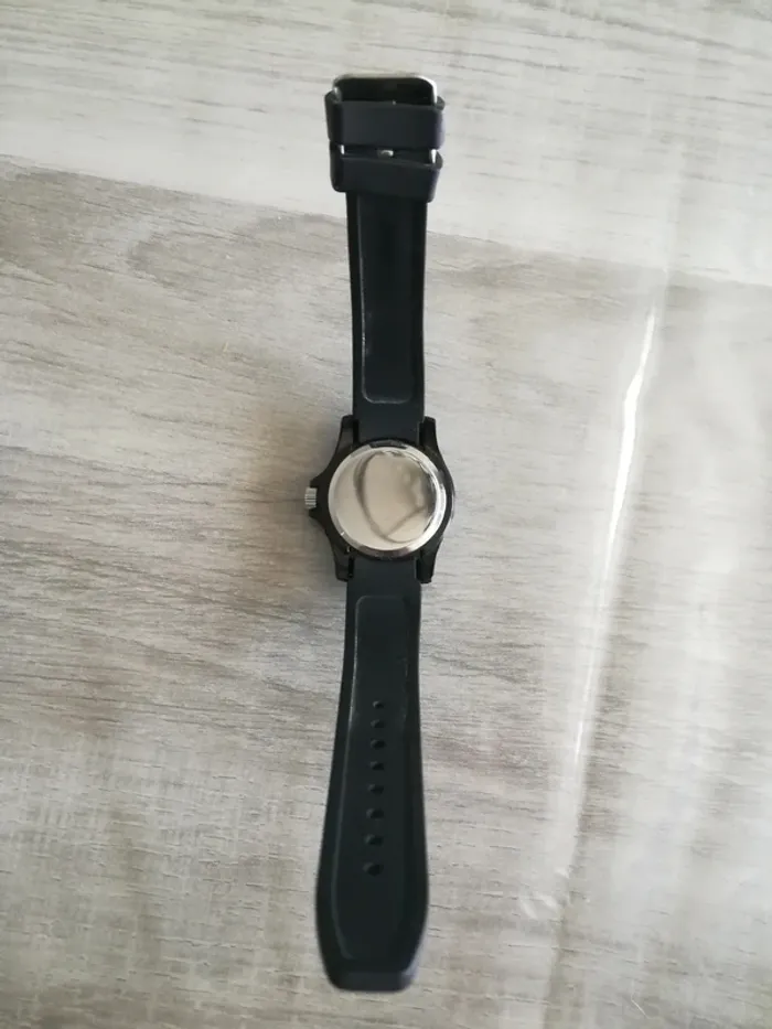 Montre noire - photo numéro 4