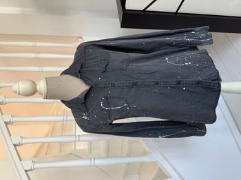 Chemise Zara grise à motifs effet peinture blanche et petites poches
