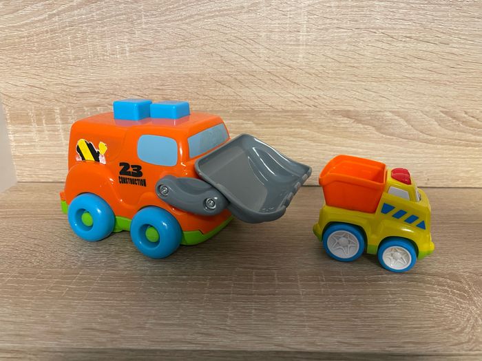 Lot de véhicules engins en plastique qui s’emboîtent