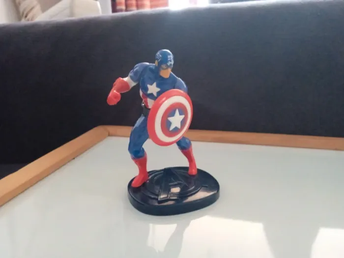 Figurine Captain America sur socle marque Marvel
