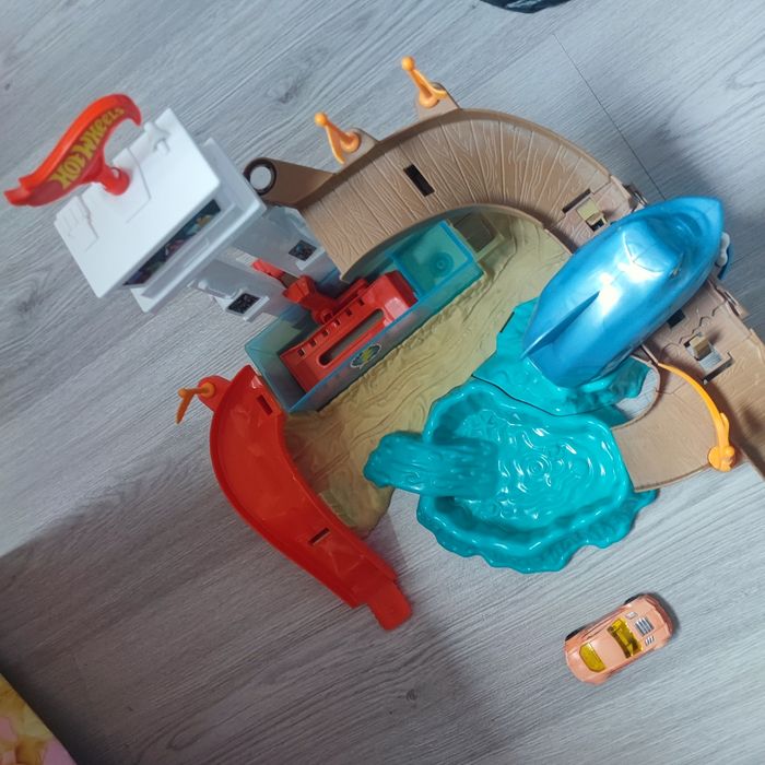 Hot wheels piste attaque requin coffret de jeux avec deux zones de changement de couleur et un véhicule color shifter inclus