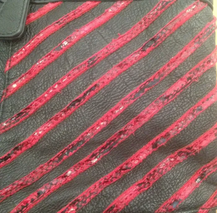 Sac à main en cuir noir et rouge - photo numéro 2