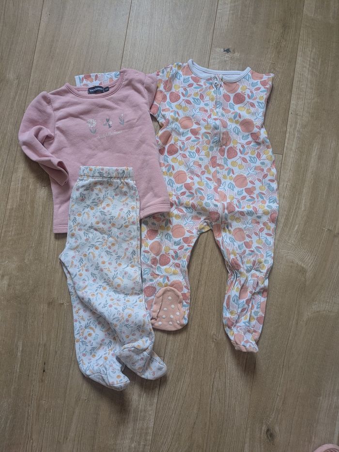 Lot pyjamas  12 mois