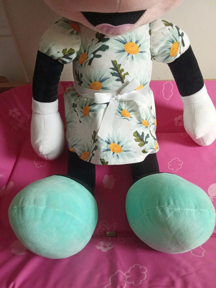 Grande peluche Disney Minnie avec sa robe fleurie - photo numéro 3
