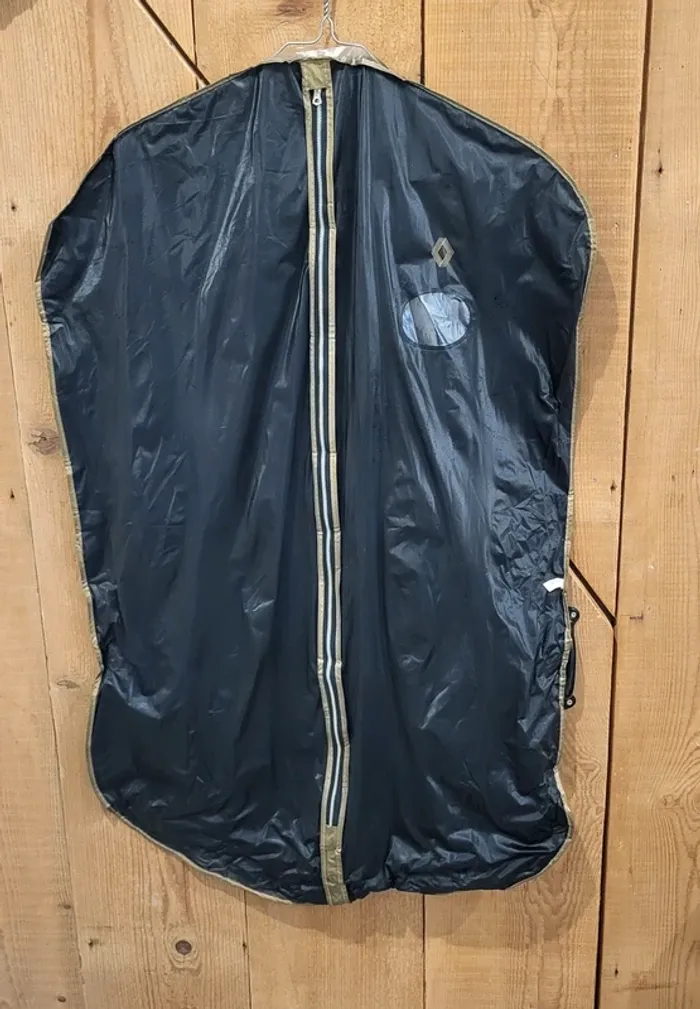 Housse de costume -  noir – légère et pratique - Très bon état