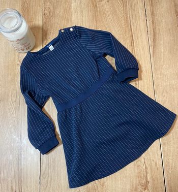 Robe élastiquée à la taille. 6 ans tbe okaidi